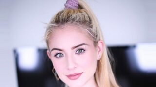 Красотка крупным планом делает горловой минет трахарю и получает кончу на язычок