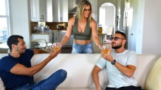 Мамка получила два члена от пасынка и его приятеля в групповухе