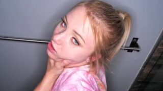 Молодая блондинка с наслаждением сосет член парня в туалете