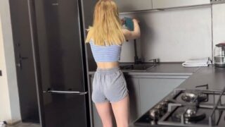 Молодая русская девушка близко познакомилась с членом соседа