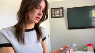 Молодая сестра повелась на шантаж и теперь сосет сводному брату