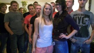 Молодую девку пустили по кругу в групповом кастинге