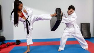 Мулатка доминирует над парнем и трахется с ним после спортивной тренировки