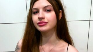 Русская девка с татуировками просто обожает секс и оральные ласки