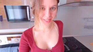 Русская девушка и сиськи показала и на секс согласилась