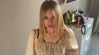 Русская подруга в черных трусиках встала раком ради секса