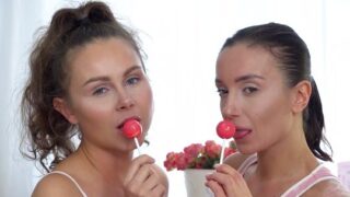 Секс игрушками и оральными ласками лесбиянки ублажают друг друга