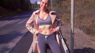 Спортивная телочка повелась на пикап и теперь ебется на природе