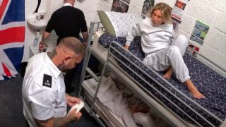 Преступница попала на жесткий групповой секс с охранниками